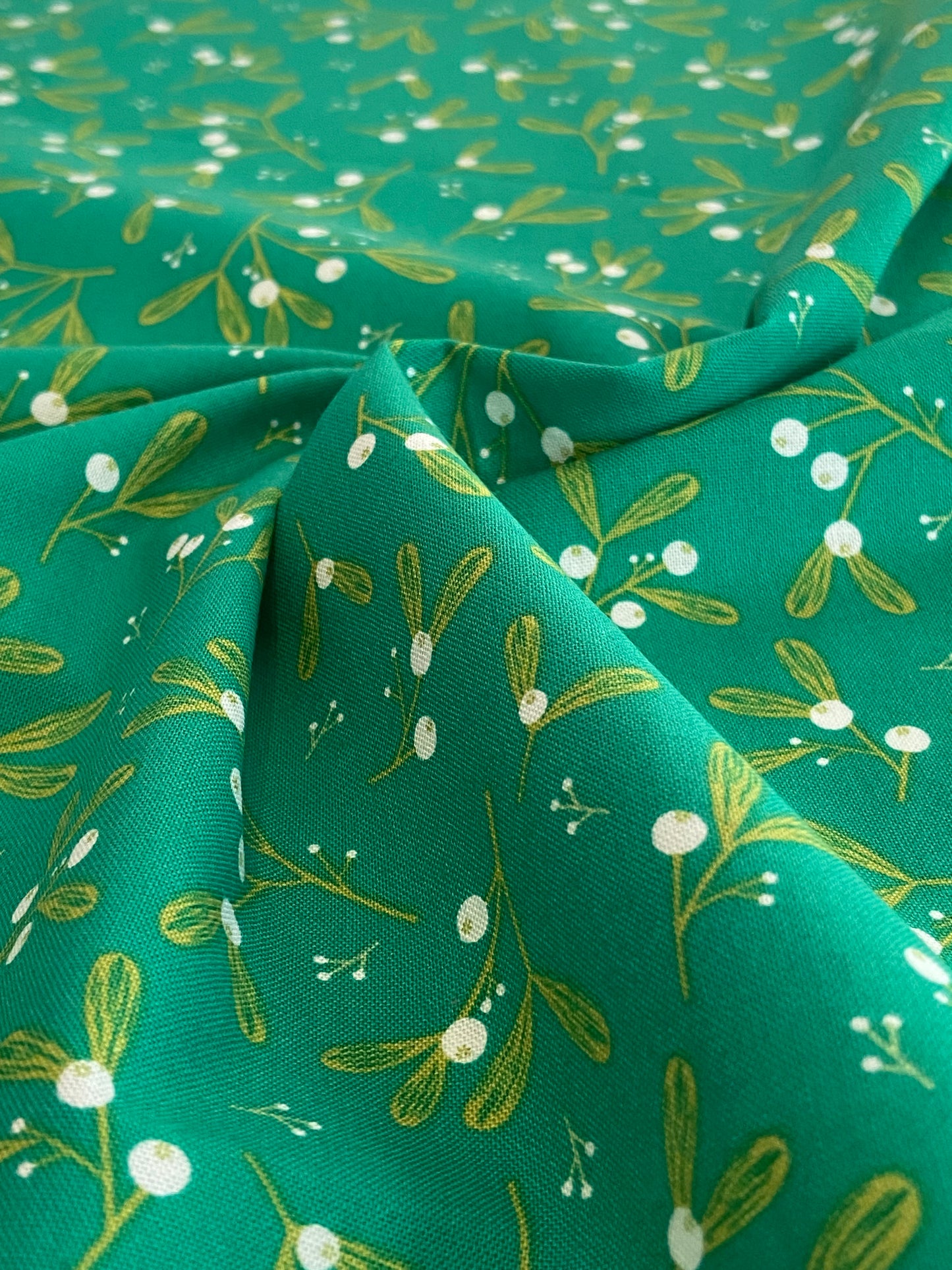 Green Mistletoe Pattern Festive Fabric - Fat Quarter