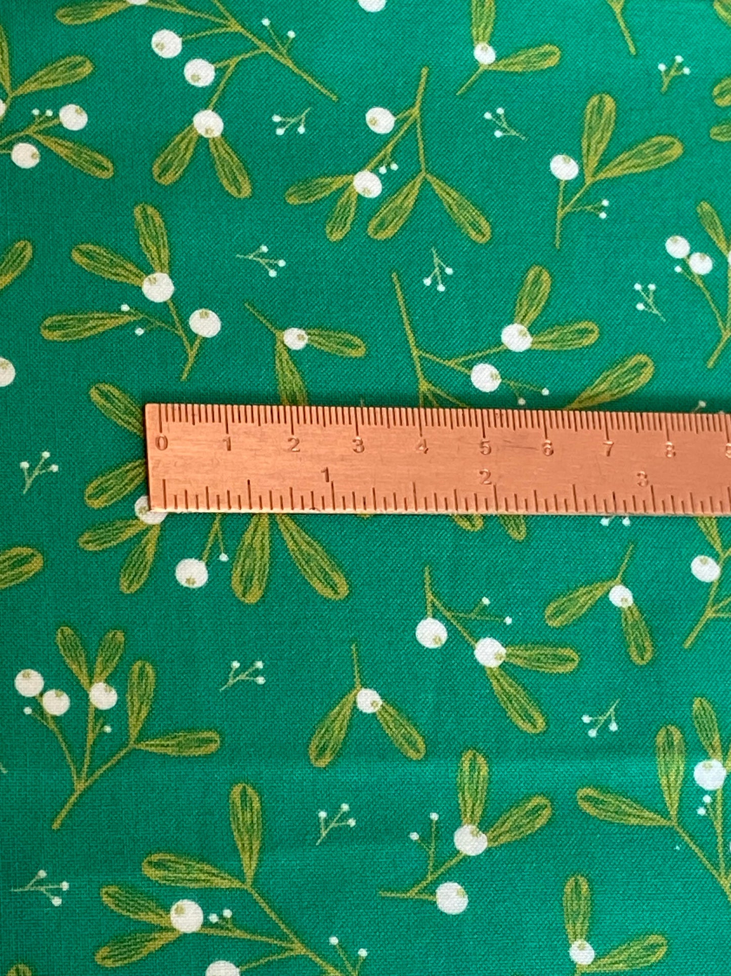 Green Mistletoe Pattern Festive Fabric - Fat Quarter